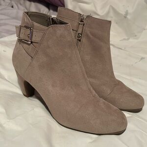 Sam & Libby Marley Ankle Boots. Size 9. Putty/taupe. Faux suede.